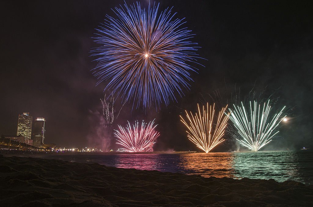 Artificii pe plaja din Barcelona