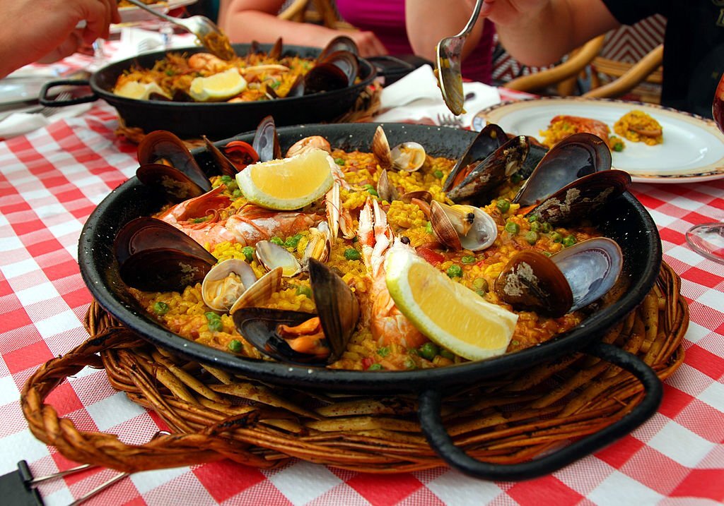 Mancare traditionala spaniola - paella cu fructe de mare