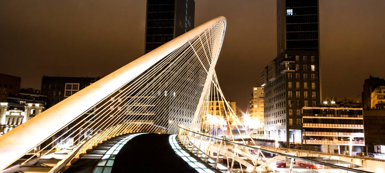Podul Zubizuri din Bilbao, Spania