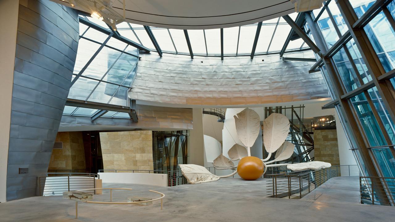 Interiorul Muzeului Guggenheim Bilbao