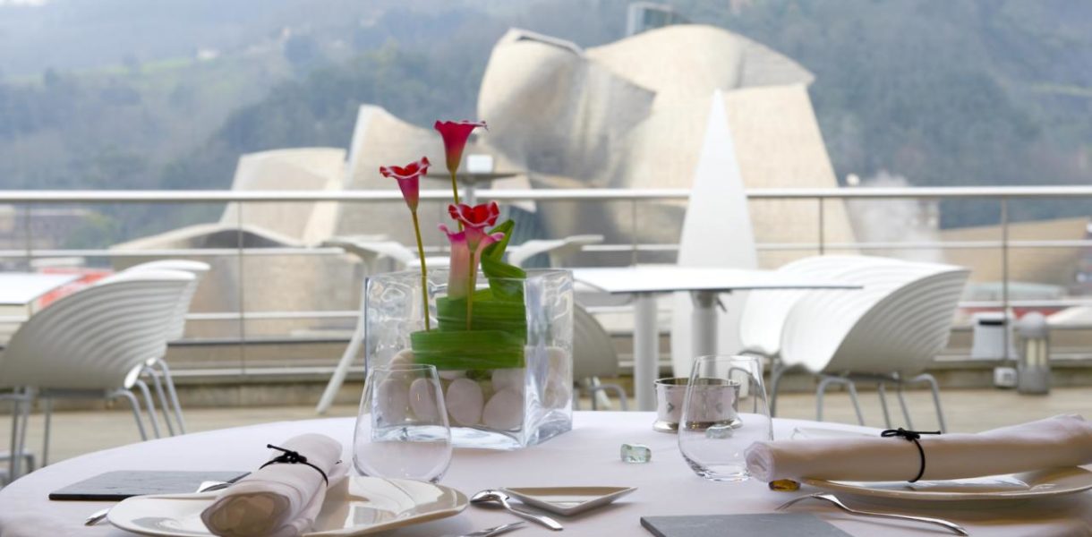 Restaurantul Doma din Bilbao ofera o priveliste superba asupra faimosului Muzeu Guggenheim